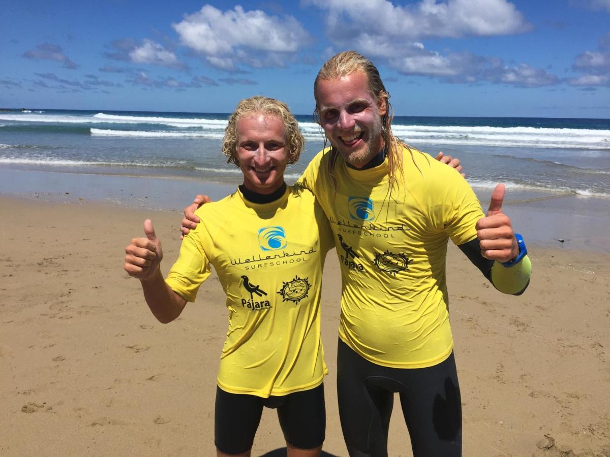 Wellenkind Surfschool Hostel La Pared  Bagian luar foto