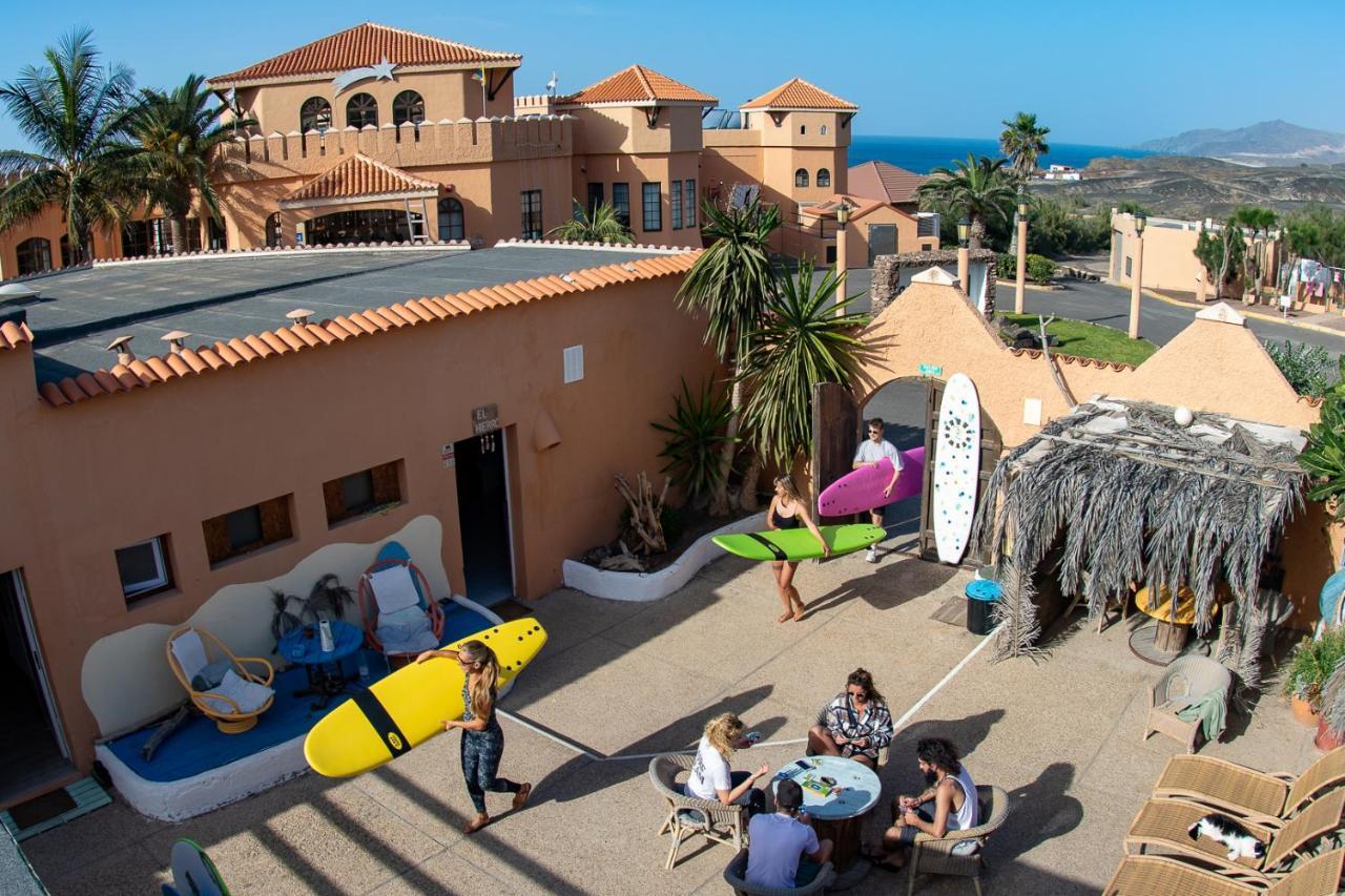 Wellenkind Surfschool Hostel La Pared  Bagian luar foto