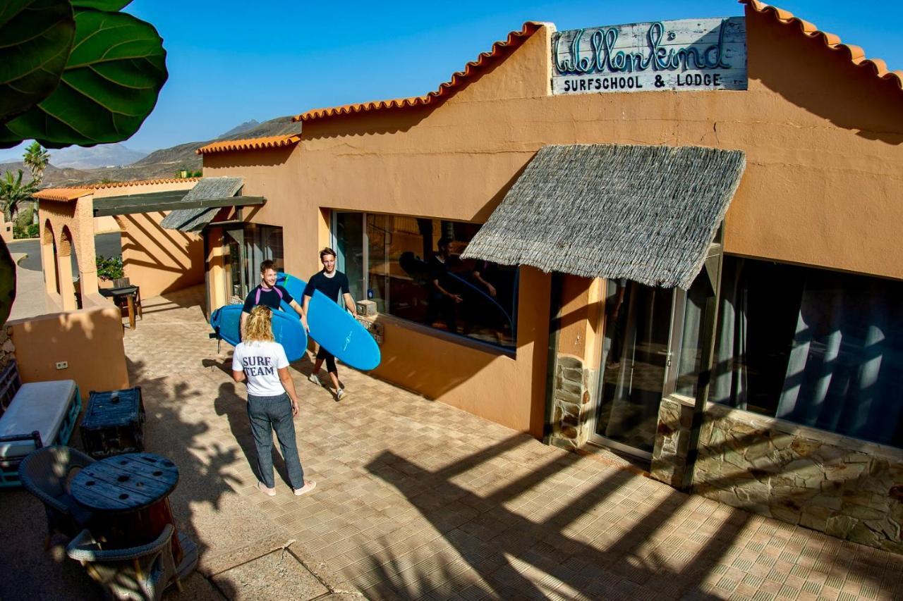 Wellenkind Surfschool Hostel La Pared  Bagian luar foto